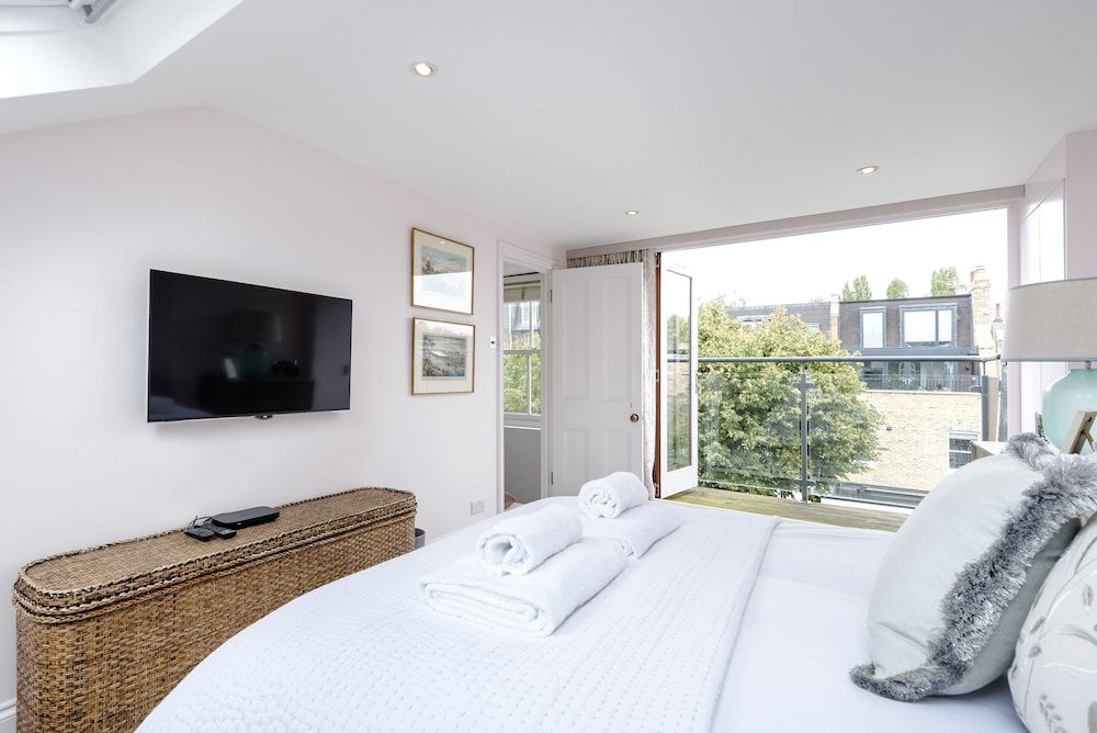 Chic Wandsworth Home with Patio House (3 Bedrooms) 8