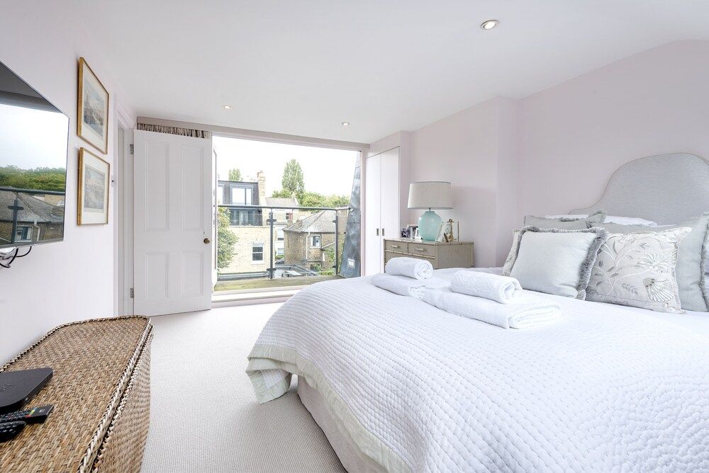 Chic Wandsworth Home with Patio House (3 Bedrooms) 7