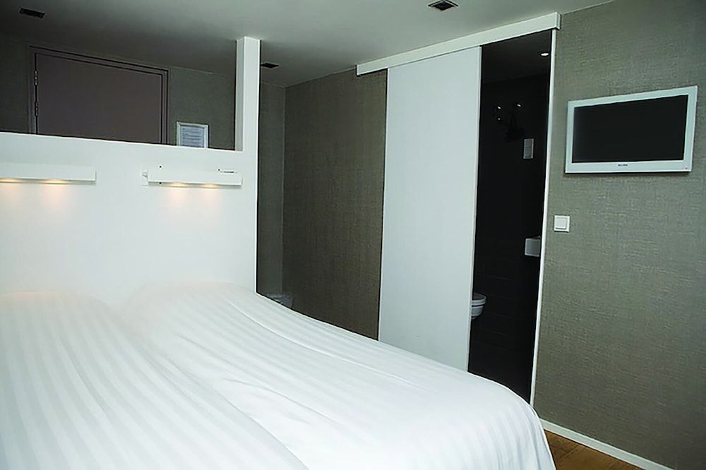 little AMSTEL HouseBoat Basic Twin Room, Canal View 7