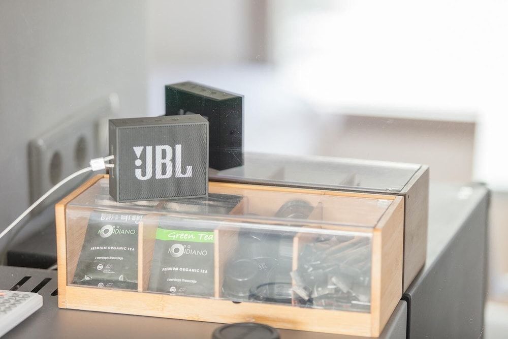 little AMSTEL HouseBoat Basic Twin Room, Canal View 9