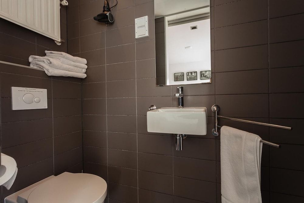 little AMSTEL HouseBoat Basic Twin Room, Canal View 13