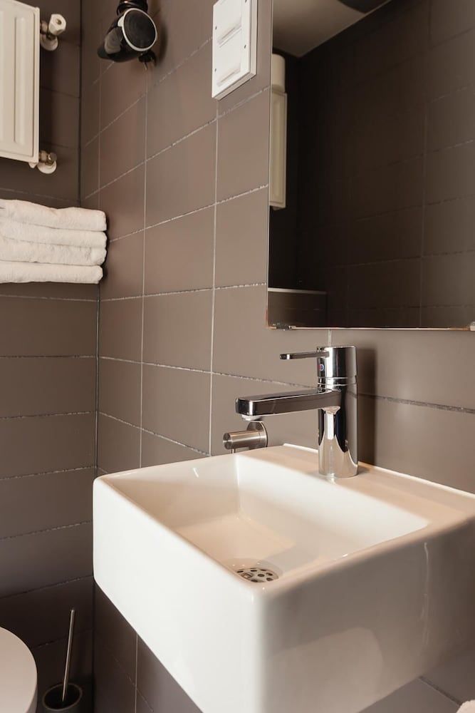 little AMSTEL HouseBoat Basic Twin Room, Canal View 15