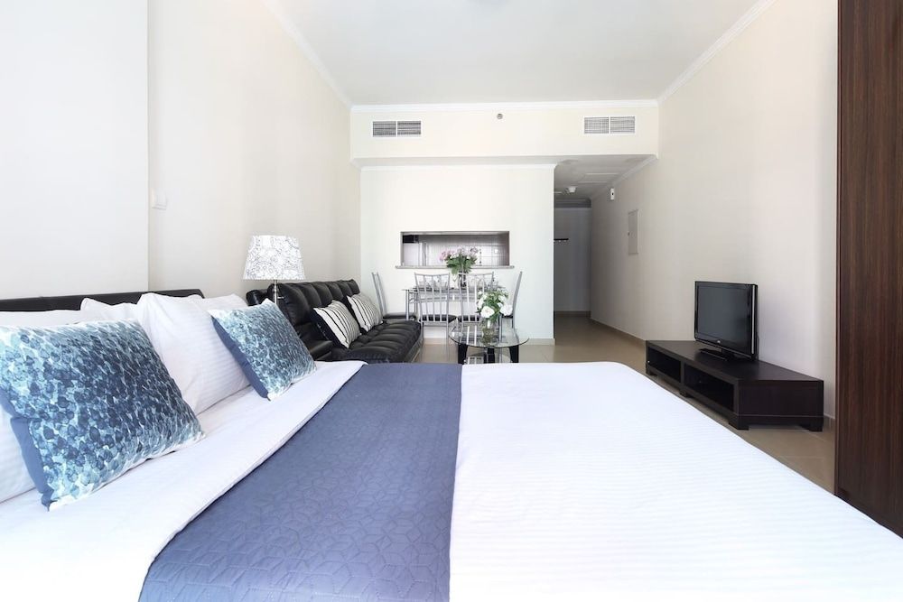 undefined Superb Studio w/ Lake Views in JLT - Near the Metro! 10