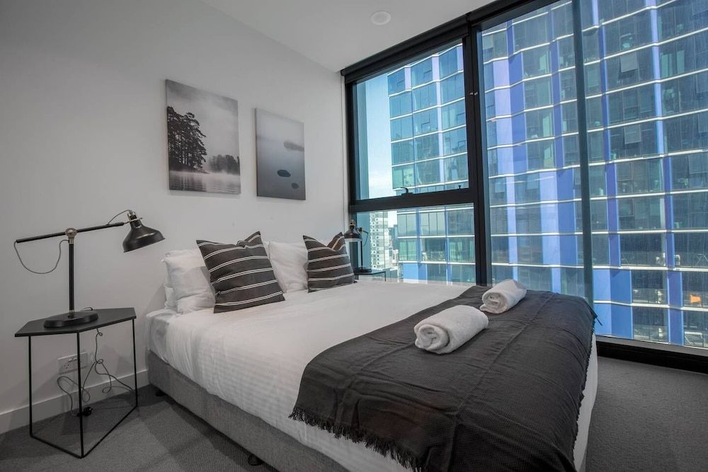 undefined Cozy APT With City Views Next to Meblourne Central