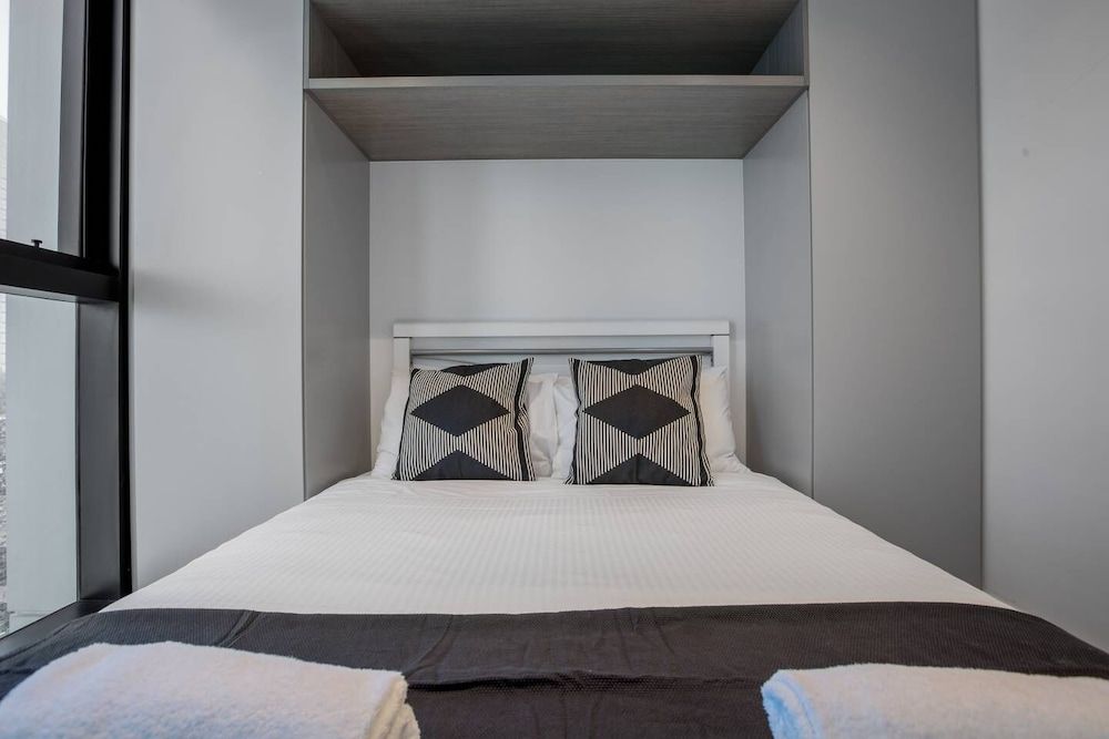 undefined Cozy APT With City Views Next to Meblourne Central 5