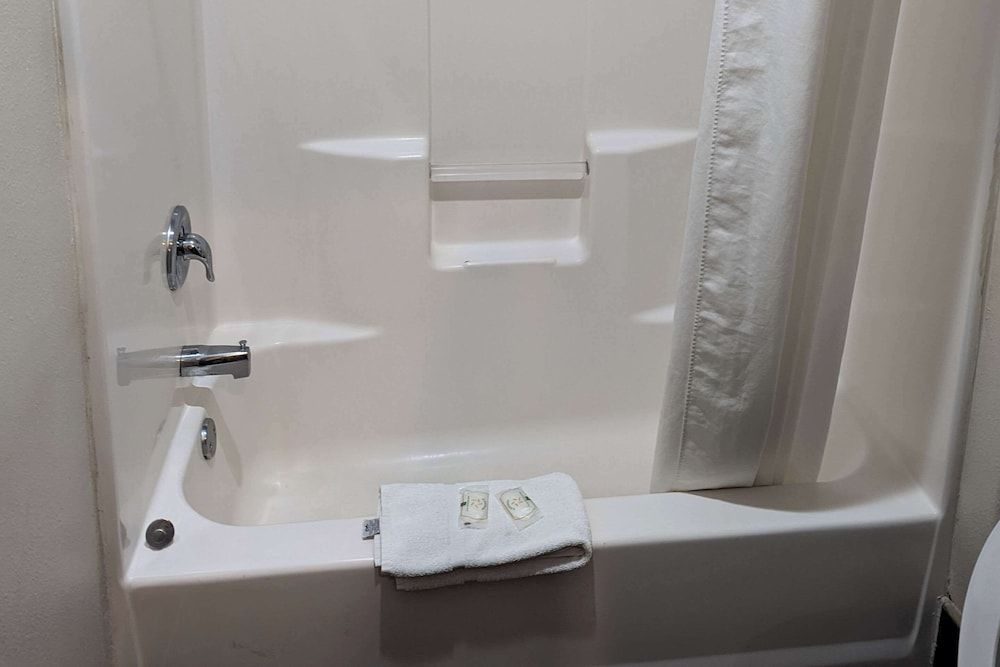 Quality Inn Brownsville Standard Room, 2 Queen Beds, Non Smoking 8