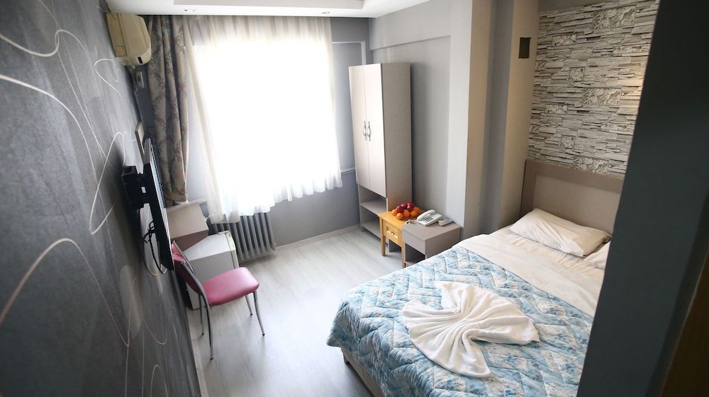 undefined Fly Hotel 8