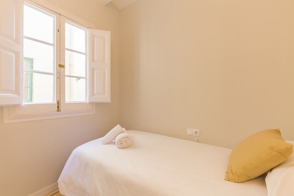 White Suite Barcelona Apartment, 3 Bedrooms, Smoking, Balcony 8