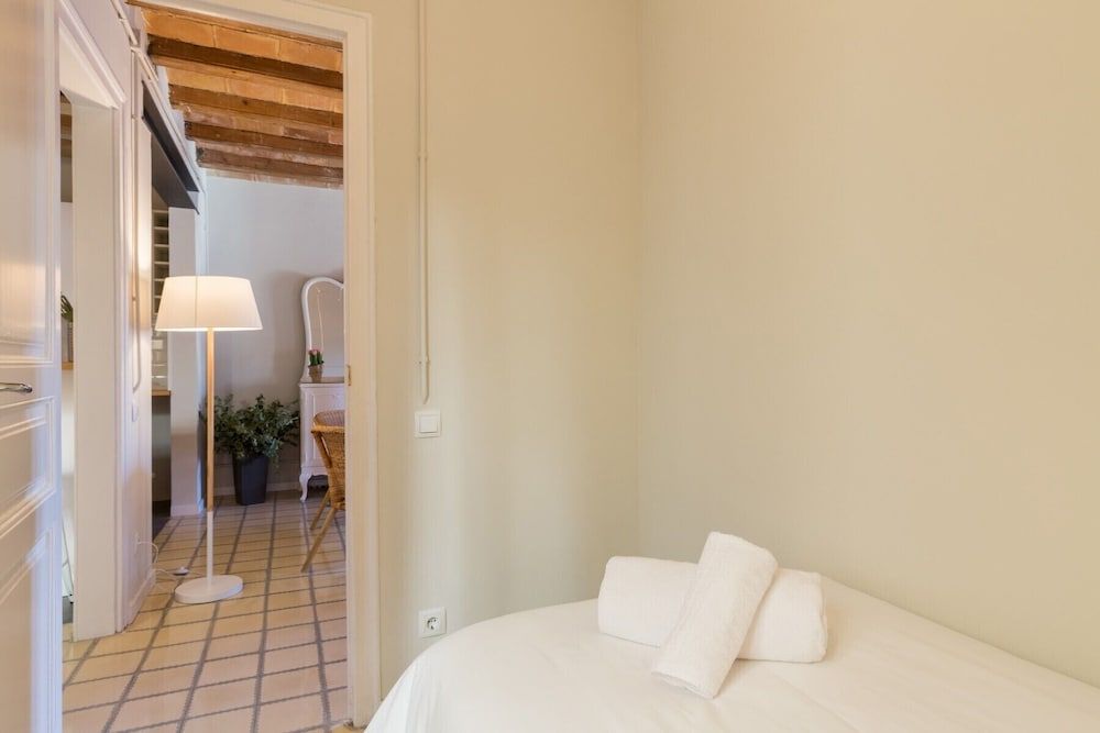 White Suite Barcelona Apartment, 3 Bedrooms, Smoking, Balcony 9