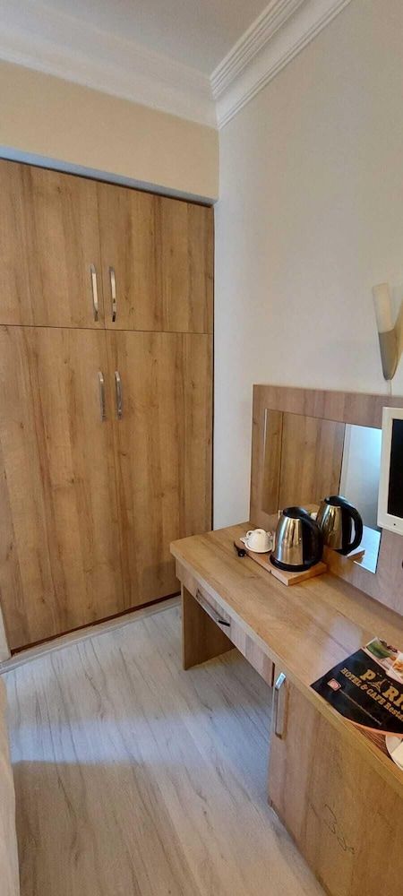 Paris Hotel Cafe Restaurant Basic Twin Room, Mixed Dorm, Smoking, City View 5