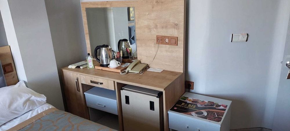 Paris Hotel Cafe Restaurant Economy Triple Room 8