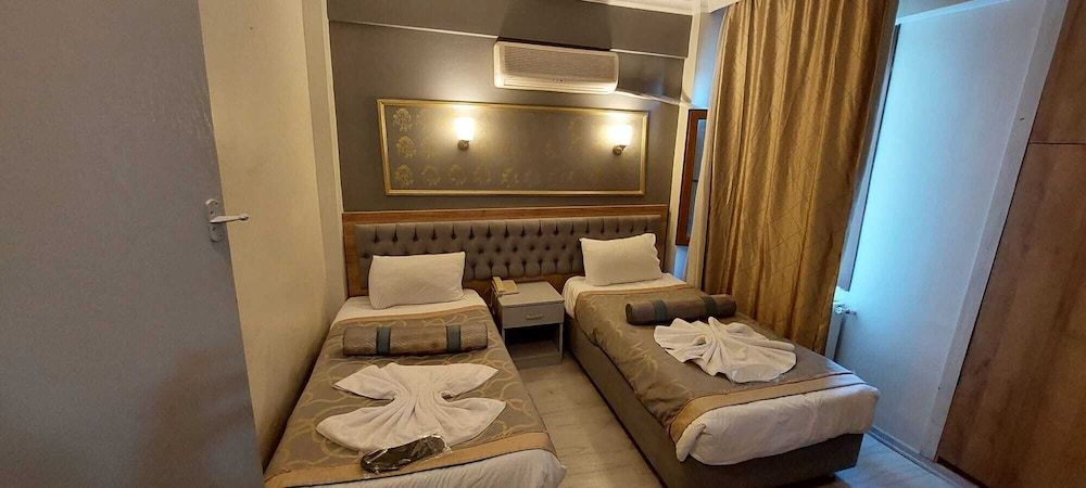 Paris Hotel Cafe Restaurant Basic Twin Room, Mixed Dorm, Smoking, City View 2