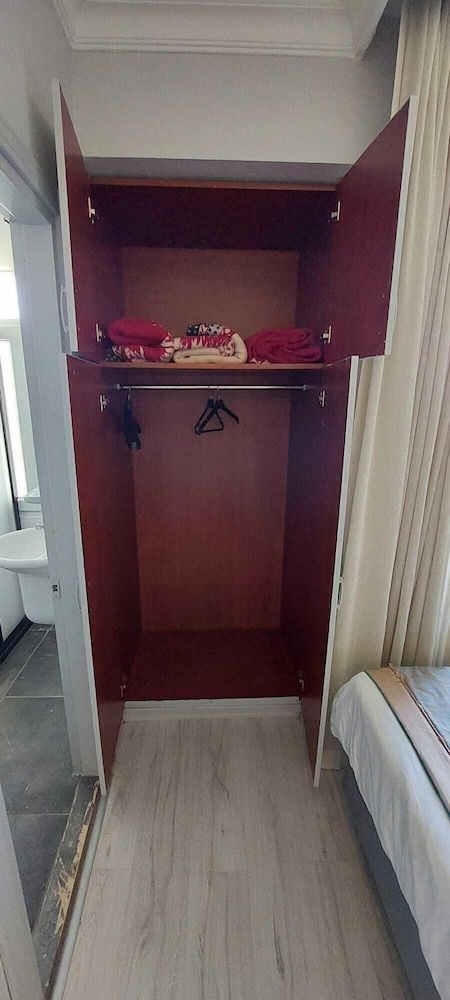 Paris Hotel Cafe Restaurant Economy Triple Room 7