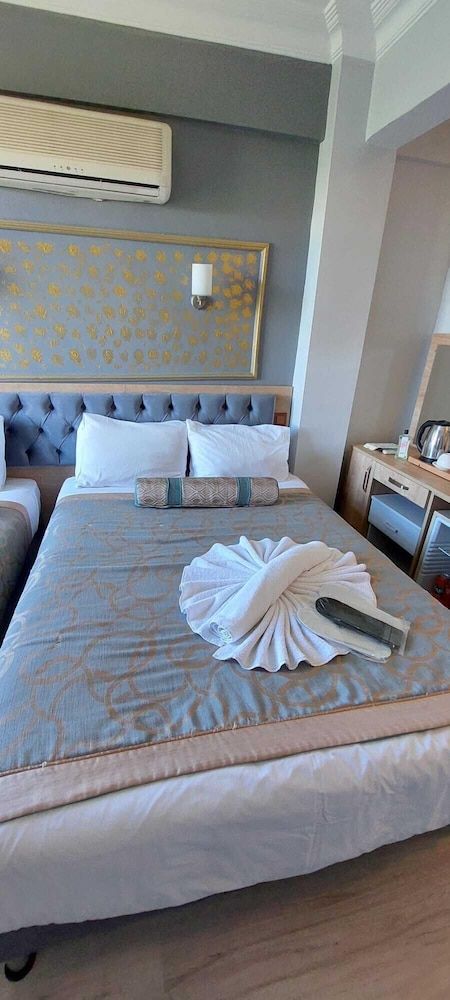 Paris Hotel Cafe Restaurant Economy Triple Room 3