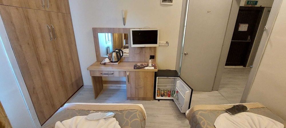 Paris Hotel Cafe Restaurant Basic Twin Room, Mixed Dorm, Smoking, City View 4