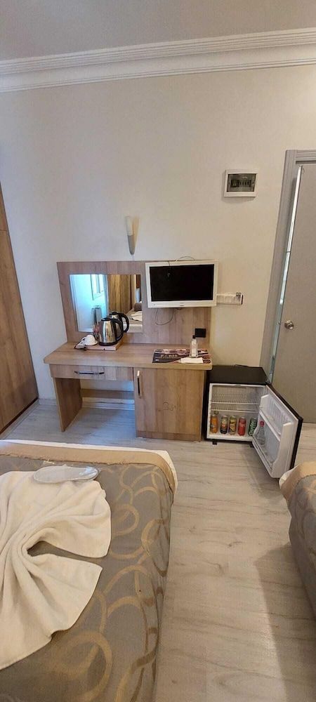 Paris Hotel Cafe Restaurant Basic Twin Room, Mixed Dorm, Smoking, City View 6