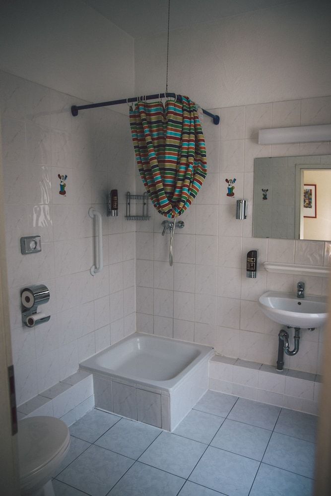 Happy Hotel Berlin Basic Double or Twin Room 10