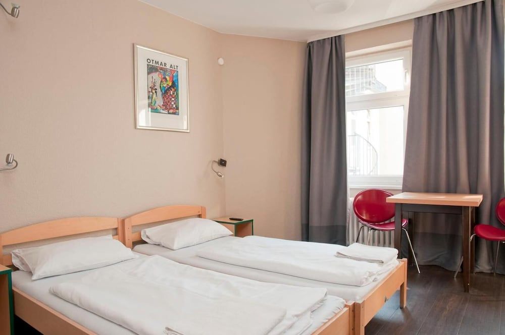 Happy Hotel Berlin Basic Double or Twin Room 5