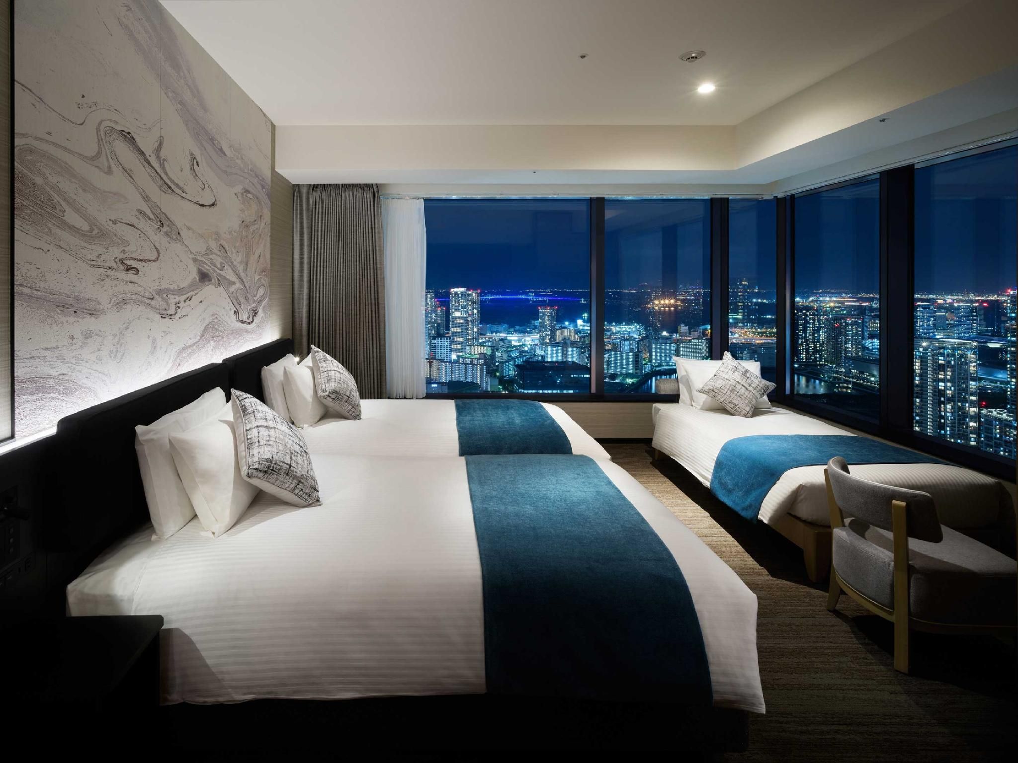 Deluxe - 2 Beds Corner Room with Bath View