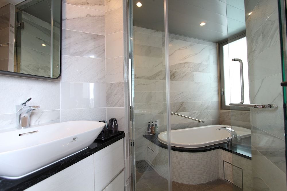 KOKO HOTEL Premier Nihonbashi Hamacho Deluxe Twin Room, Non Smoking(Room capacity: 2 pax over 6 years old, 2 pax 0-5 years old) 4