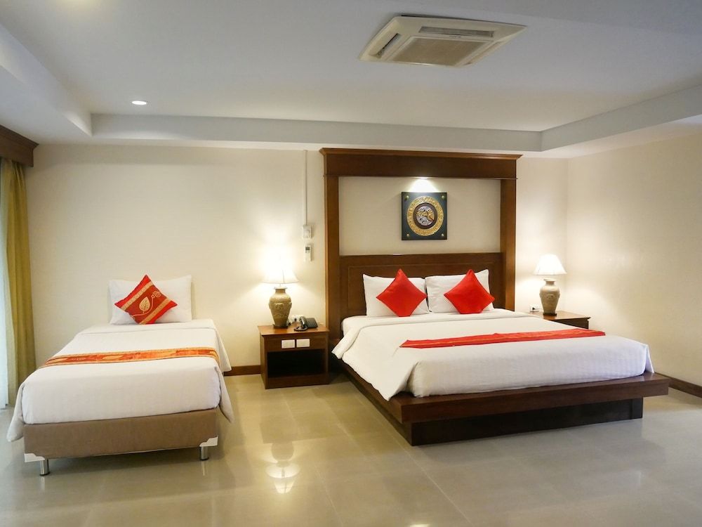Triple Beds, Poolside