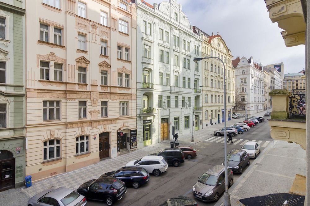 undefined Modern APT in Center by Michal&Friends 4