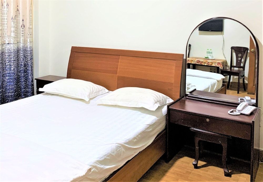 Gia Bao Hotel Deluxe Double Room 8