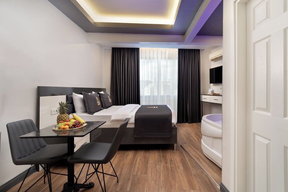 Deluxe Suite, 1 Queen Bed, Jetted Tub