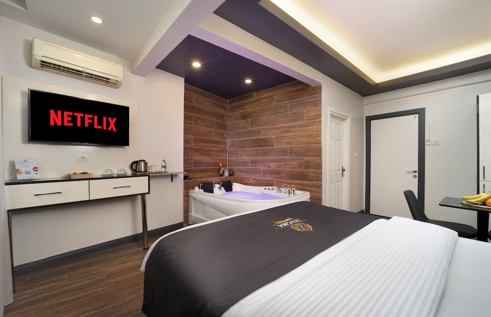 Deluxe Suite, 1 Queen Bed, Jetted Tub