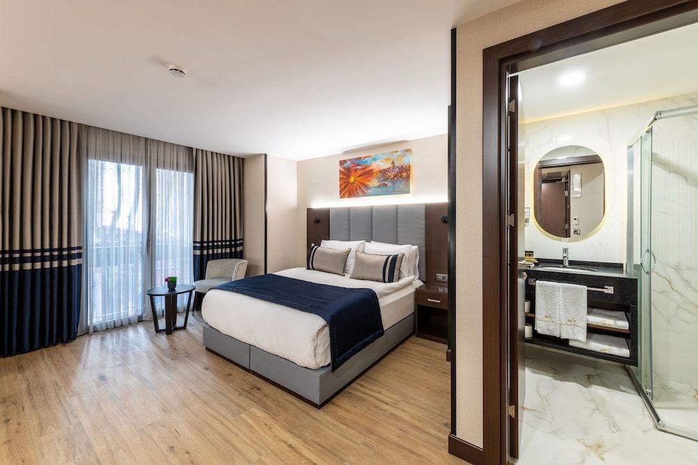 Aprilis Deluxe Hotel Double or Twin Room 3