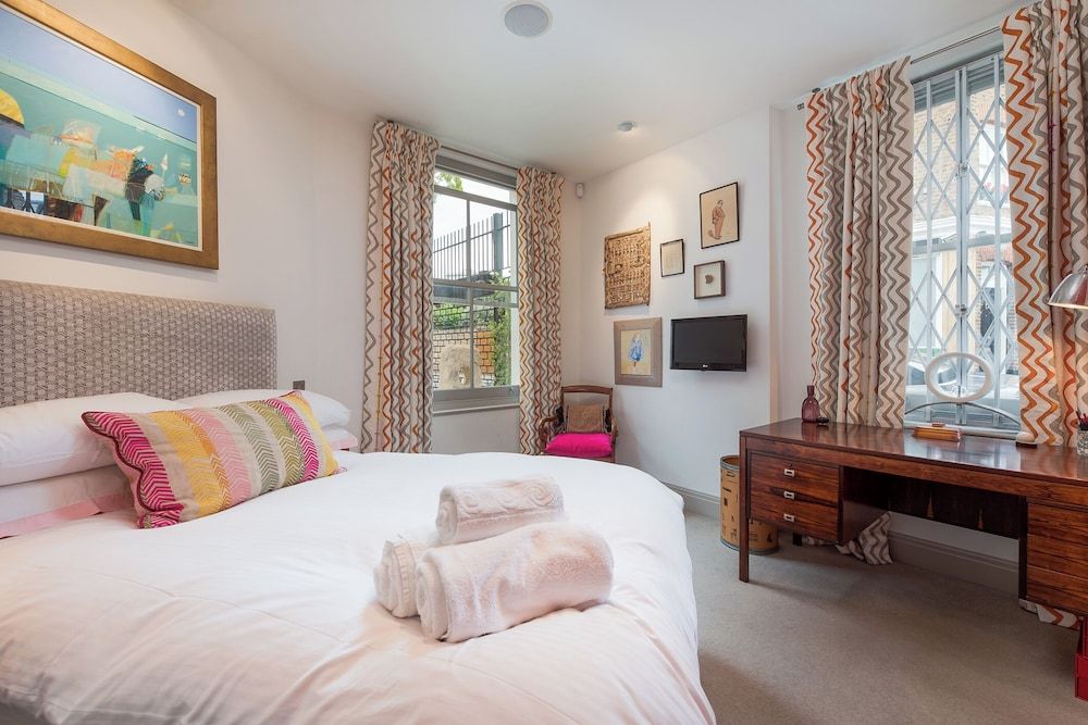 Classic Hammersmith Home by Ravenscourt Park by Underthedoormat House (2 Bedrooms) 5