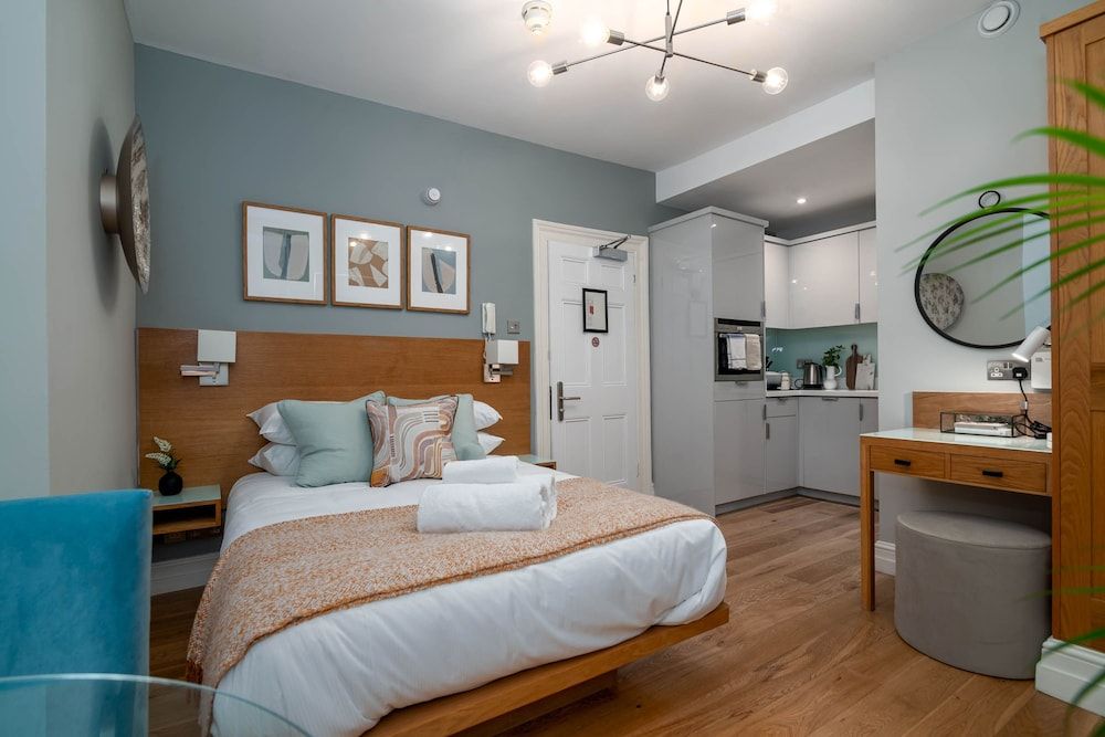 5 Doughty Street Double Studio 8