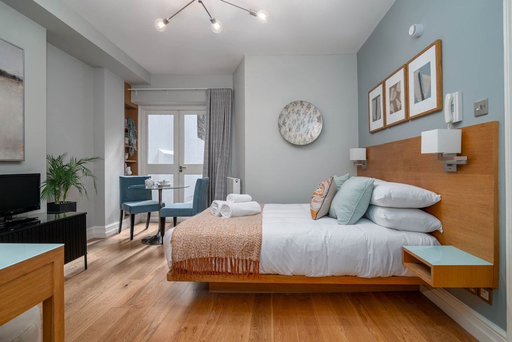 5 Doughty Street Double Studio 7