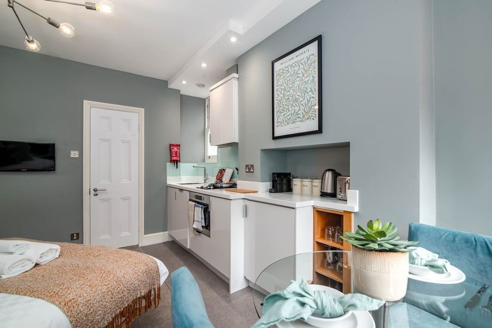 5 Doughty Street Double Studio 13