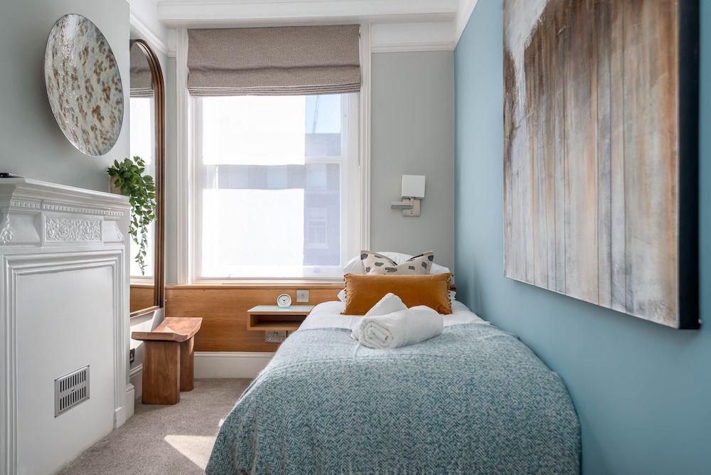 5 Doughty Street 2-Bedroom Apartment (1 double bed + 1 single bed + 1 sofa bed) 2