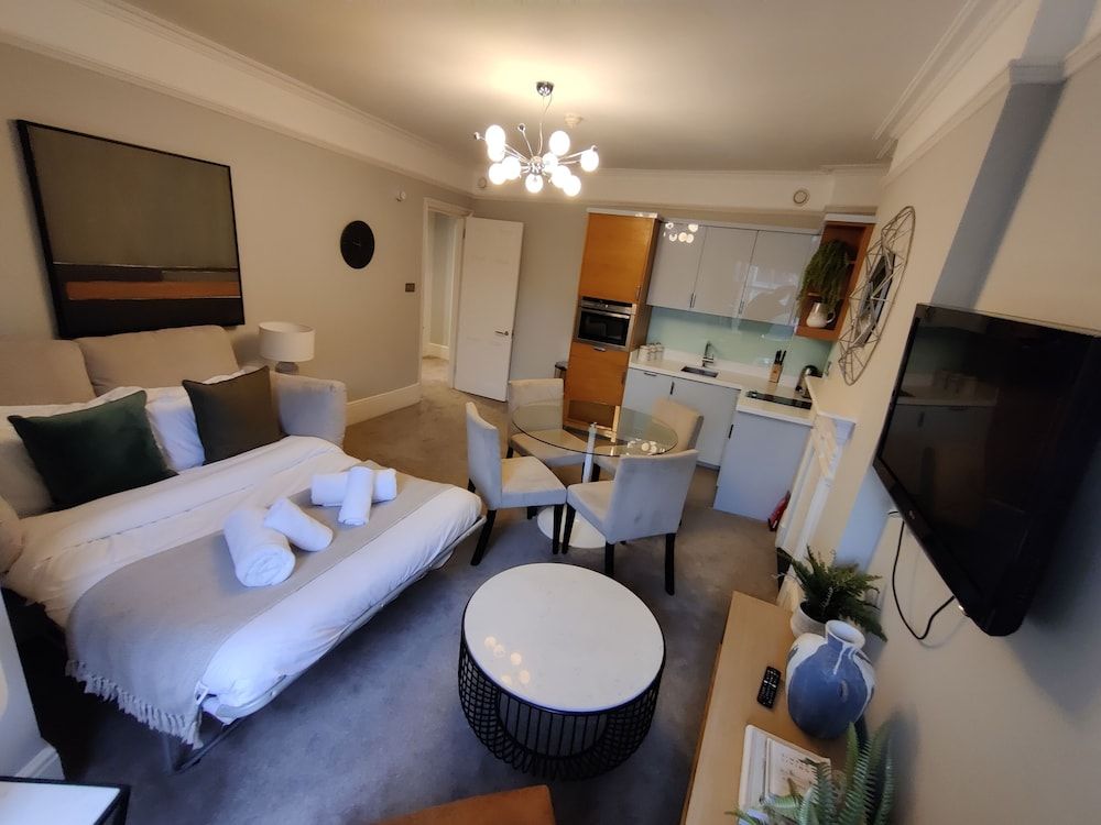 5 Doughty Street 2-Bedroom Apartment (2 double bed + 1 sofa bed) 3