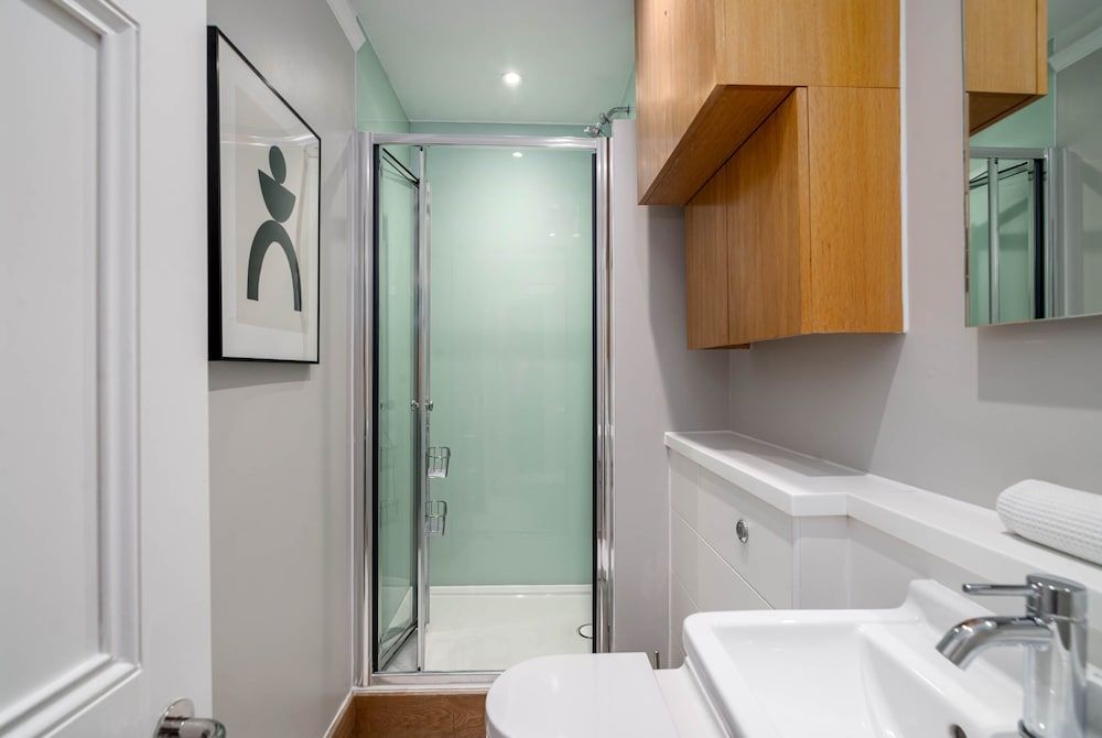 5 Doughty Street 2-Bedroom Apartment (1 double bed + 1 single bed + 1 sofa bed) 3