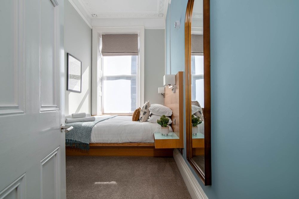 undefined 5 Doughty Street 3