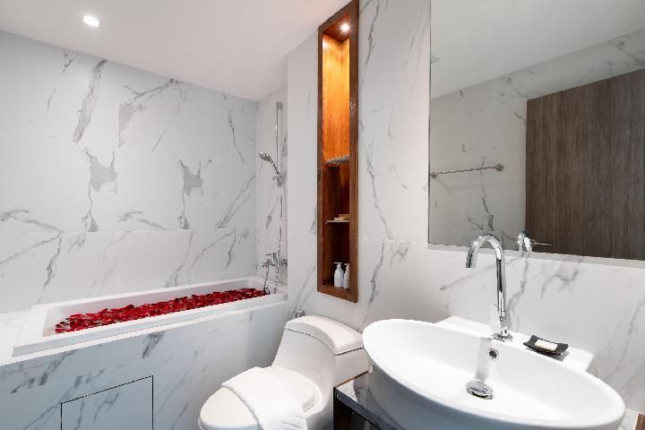 Deluxe Double Room with Bathtub