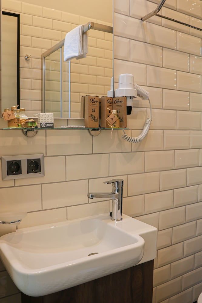 Rafinn Hotel Deluxe Double Room 12