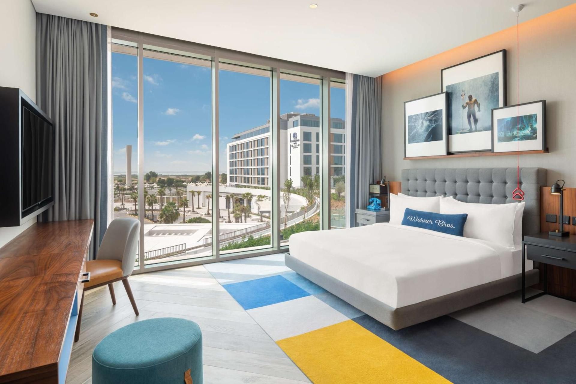 KING ACCESSIBLE ARTIST ROOM