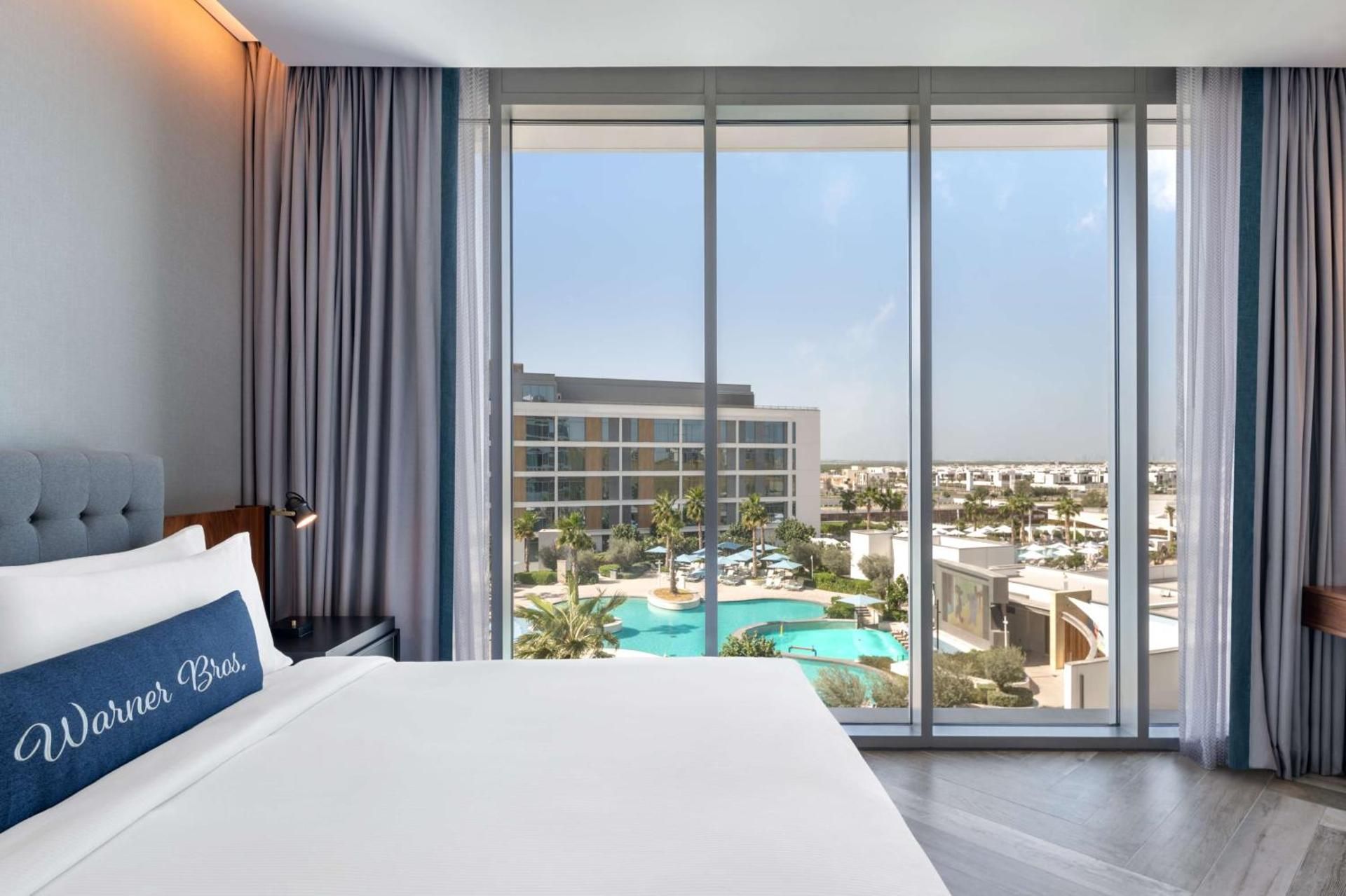 king artist room with pool view