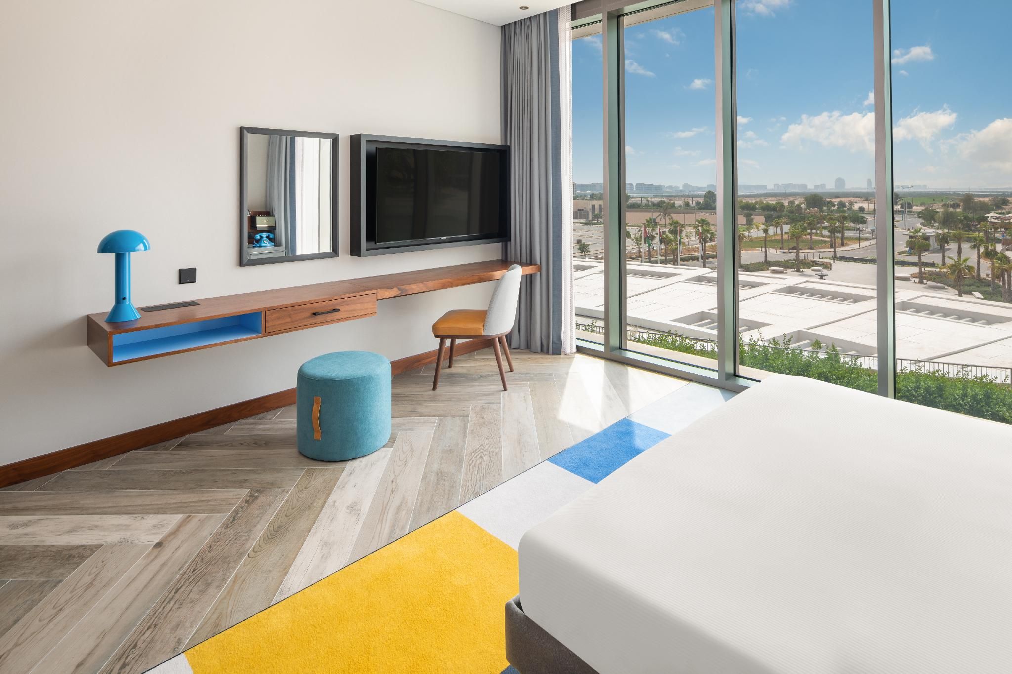 KING ACCESSIBLE ARTIST ROOM