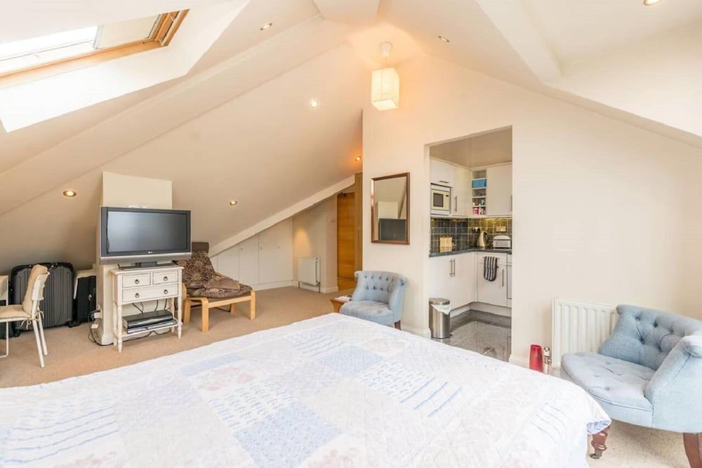 undefined Adorable Studio in Maida Hill 3