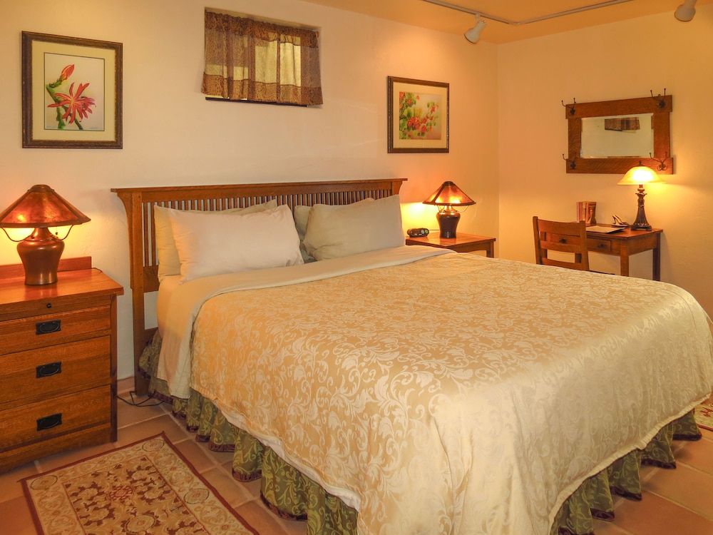 Room (King with En Suite Bathroom)