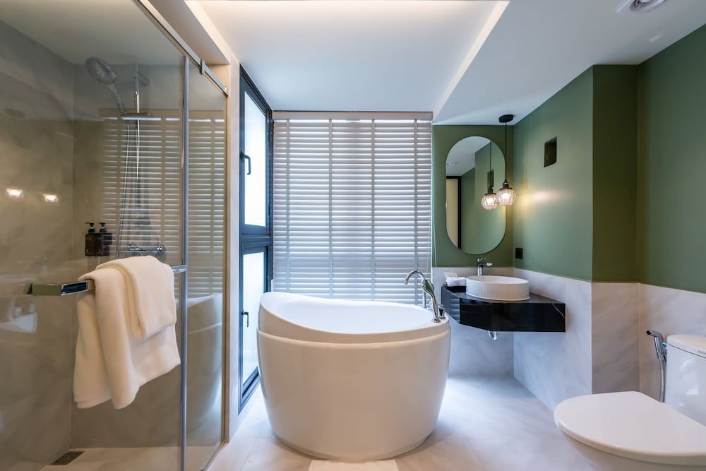 Deep soaking bathtub