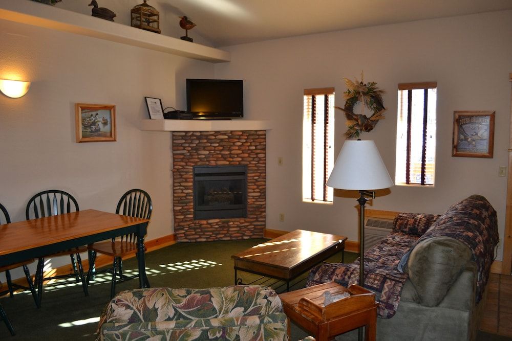 Eagle Fire Lodge & Cabins Premium Suite, Private Bathroom (203 2 Bedroom Duck Suite) No Pets 3