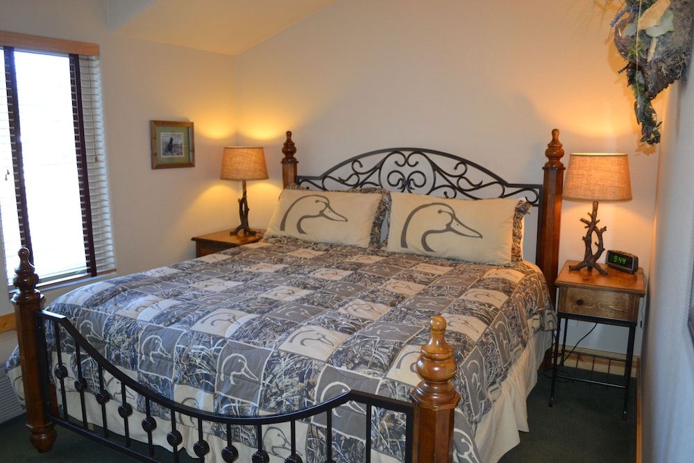 Eagle Fire Lodge & Cabins Premium Suite, Private Bathroom (203 2 Bedroom Duck Suite) No Pets