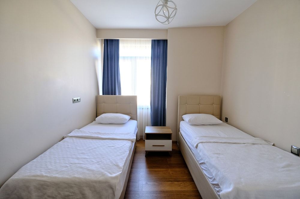 Family Room, Multiple Beds, 2 Bathrooms
