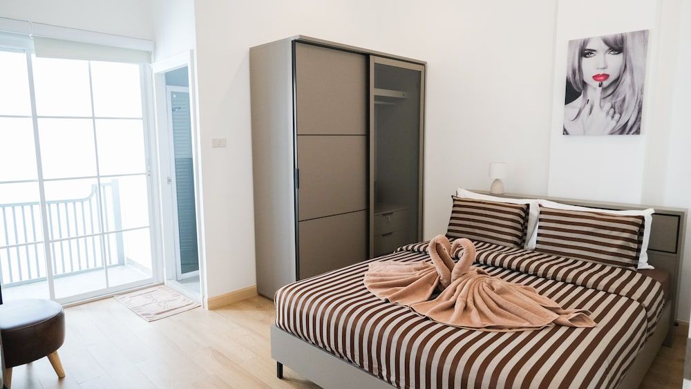 The Square 101 Superior Room